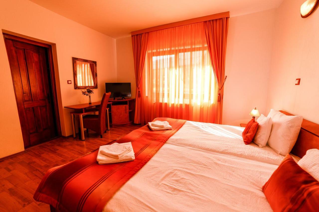 ソバタ Pensiunea Eva Bed & Breakfast エクステリア 写真